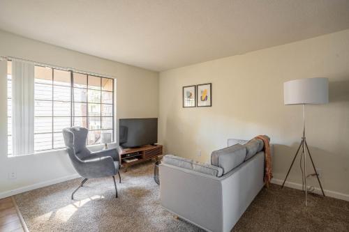 . Furnished 2BR in Walnut Creek Pool Parking