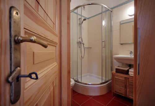 Queen Bee apartments - image 2