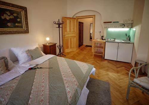 Queen Bee apartments - main image