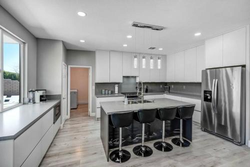 MODERN LUXURY HOME w/ PRIVATE POOL & SPA in Indio, USA