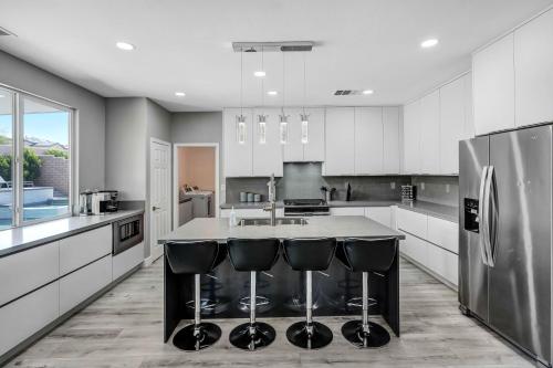 MODERN LUXURY HOME w/ PRIVATE POOL & SPA in Indio, USA