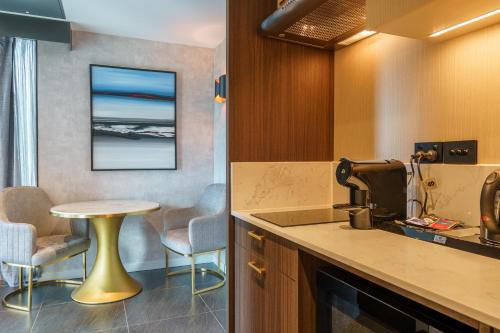 Superior King Room image 7