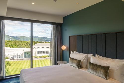 One-Bedroom Deluxe King Suite with Garden View image 10