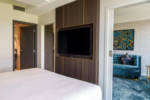One-Bedroom Deluxe King Suite with River View image 6