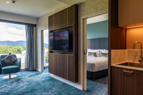 One-Bedroom Deluxe King Suite with Garden View image 5