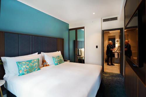 One-Bedroom Deluxe King Suite with River View image 7