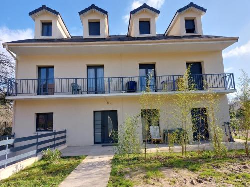 Résidence de la gare, grand studio meublé - Location saisonnière - Longjumeau