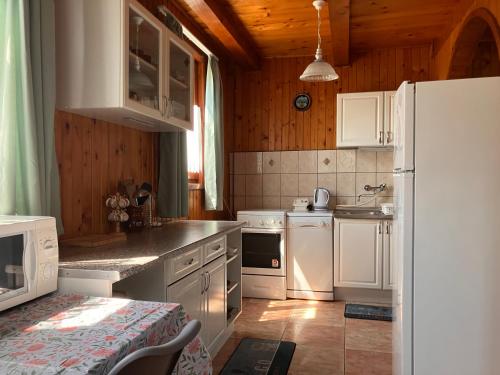 Lellei Pihenőház Balatonlelle (Lellei Pihenohaz Balatonlelle) in Balatonlelle