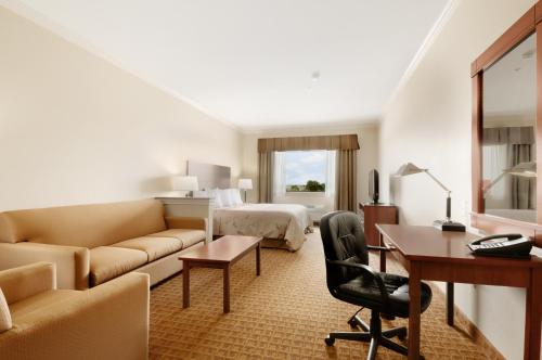 Ramada by Wyndham College Station - main image