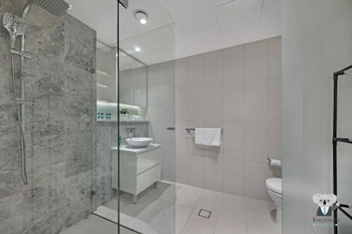 KozyGuru | Wentworth Point | 1 Bed Waterview Apt - image 14