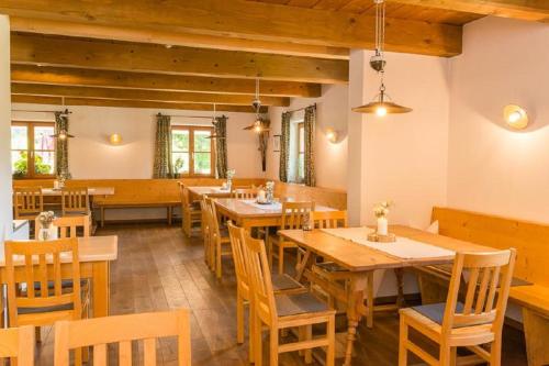 Restaurant, GutsAlm Harlachberg in Bobrach