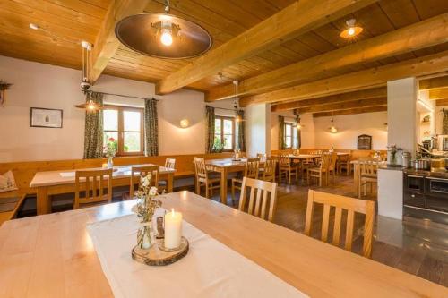 Restaurant, GutsAlm Harlachberg in Bobrach