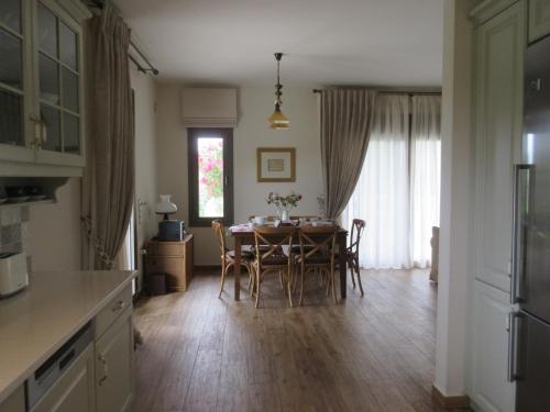 Seaside retreat house in 네아 트리조니아