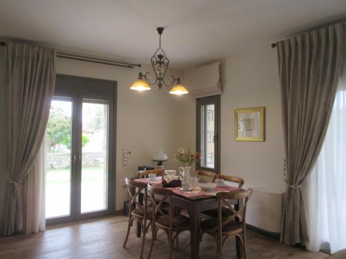 Seaside retreat house in 네아 트리조니아