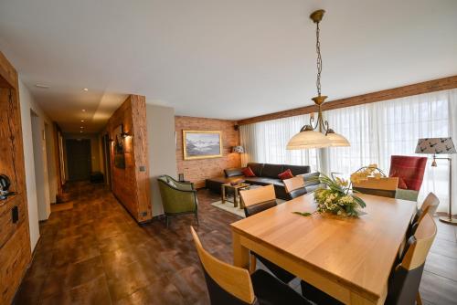 Superior Three-Bedroom Suite with Eiger view