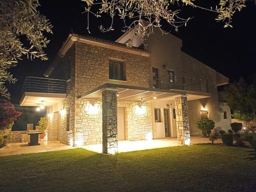 Seaside retreat house in 네아 트리조니아