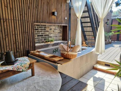 Spring Night Spring Night