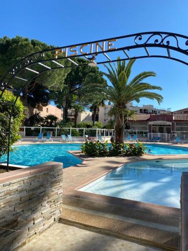 Appartement avec piscine 5 min á pieds des plages