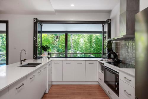 Light Filled Modern Specious Home, Pet friendly in a beautiful area of Byron Bay, short stroll to town