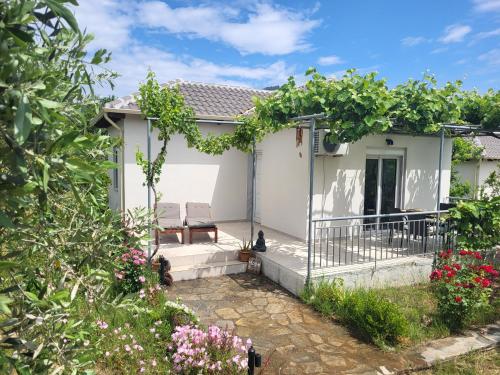 Ioannis Houses - gemütliches Ferienhaus im Olivenhain