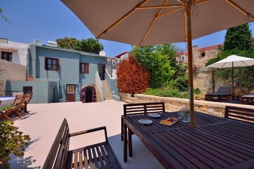 Villa Leon - Private courtyard serenity