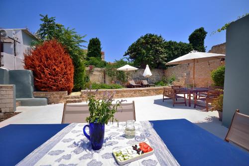 Villa Leon - Private courtyard serenity