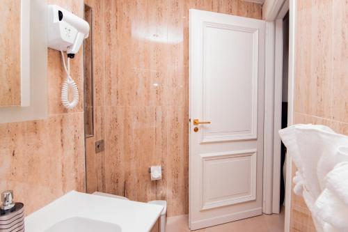 Double Room image 10