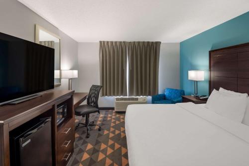 Clarion Pointe Indianapolis Northeast Room Type - King Room - Disability Access