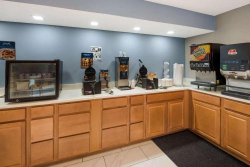 Clarion Pointe Indianapolis Northeast in Castleton, USA