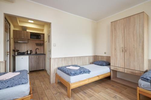 5 twin beds