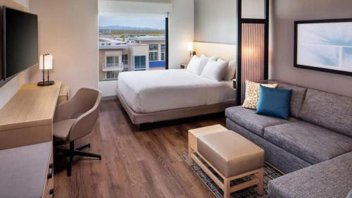 King Room with Sofa Bed and Roll-In Shower - Disability Access image 3