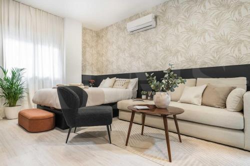 Chic intimate studio in the heart of Malaga by REMS, Málaga