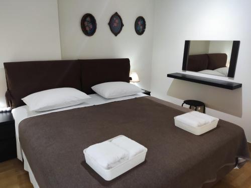 A&J Apartments or Rooms athens airport