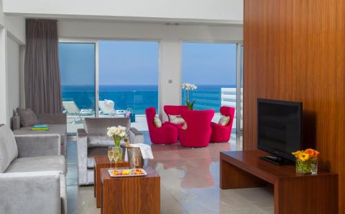 King Evelthon Beach Hotel & Resort - image 3