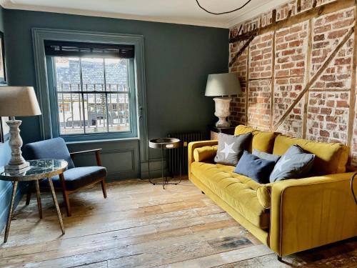 Fabulous apartment seconds from beach by Whitstable-Holidays, Pudding Pan - Tap to explore photos