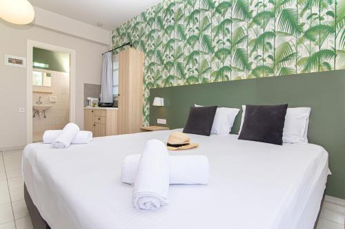 SUNSHINE STUDIOS Room Type - Triple Room with Balcony