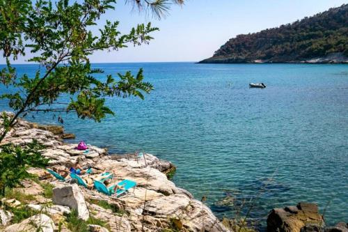 Заобикаляща среда, Petra Mare Apartments 2 in Thimonia