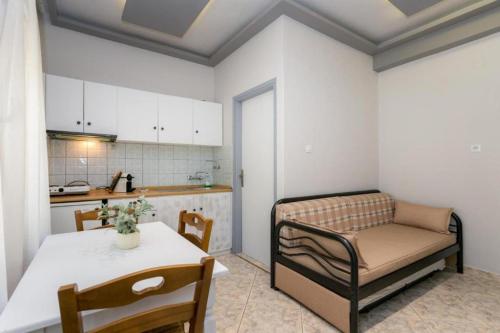 кухня, Petra Mare Apartments 2 in Thimonia