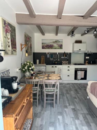 La Colline de Tilleul - Les Tilleuls - 4 STAR RATED - stunning cottage with pool near Aubeterre in i in Aubeterre-sur-Dronne