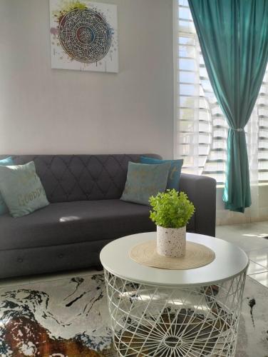 D'Sara Homestay Fully Furnished 3 bedrooms All Aircond 2 miles centre in Kampung Bukit Kuang