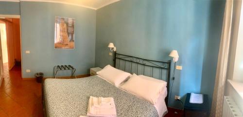 Standard Queen Room image 9