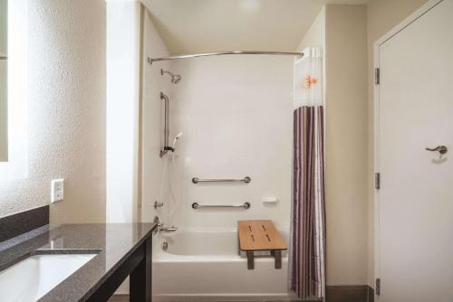 La Quinta by Wyndham Memphis Downtown - image 11