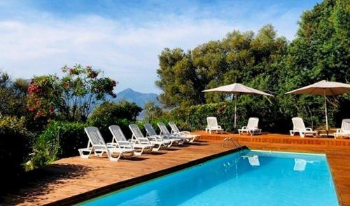 Belle location sur Lumio avec vue remarquable, piscine et jardin...