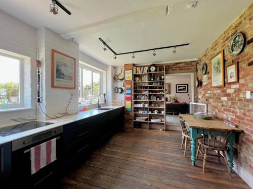 Quirky Luxury Barn Sleeps 8, Pet Friendly