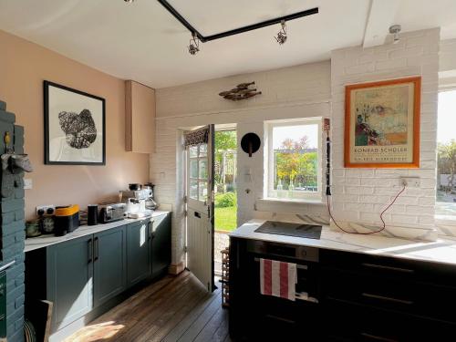 Quirky Luxury Barn Sleeps 8, Pet Friendly