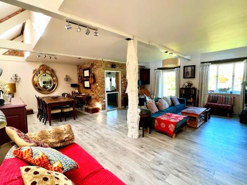 Quirky Luxury Barn Sleeps 8, Pet Friendly