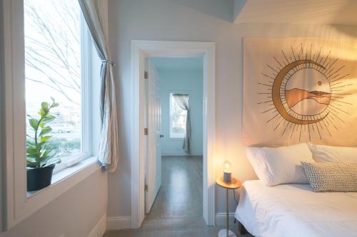 The East Rock, 4BR, On-site Parking, Washer & Dryer, Walk to Yale in New Haven, USA