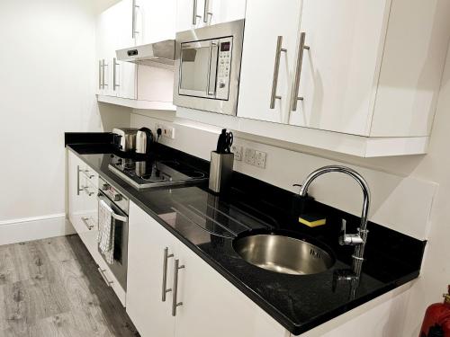 Hyde Park Superior Apartments - image 14