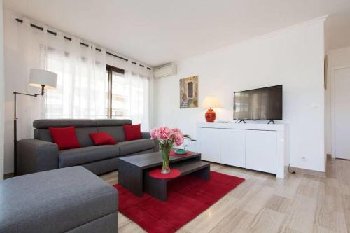 3-Room Apartment with Terrace in Palm Beach