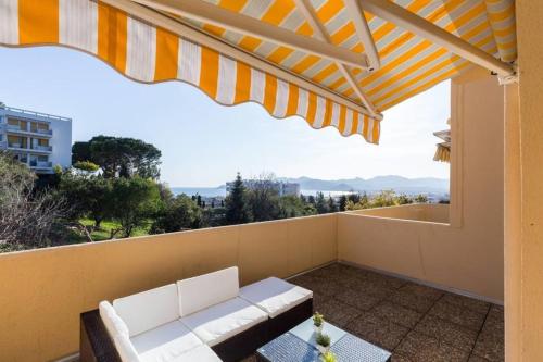 Haven of Peace 1-Br Terrace with Sea View & Pool 5